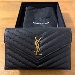 Saint Laurent bag. DIMENSIONS: 19 X 12,5 X 3,5 CM / 7.4 X 4.9 X 1.3 INCHES